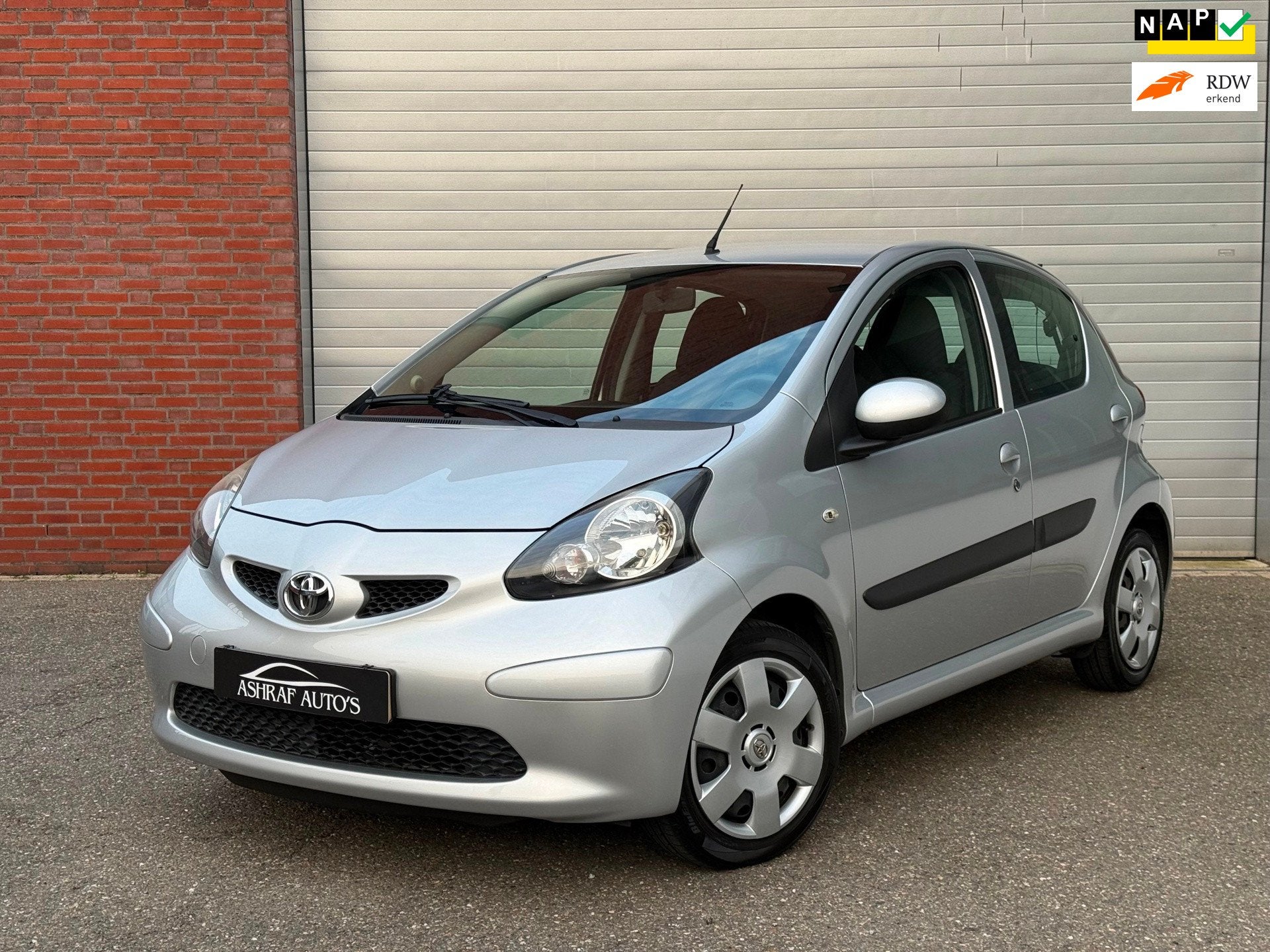 Toyota Aygo 1.0-12V +| NAP| AIRCO| AUTOMAAT| 2E EIG| NEW APK, Auto's, Dealer onderhouden, Stof, Zwart, 4 stoelen