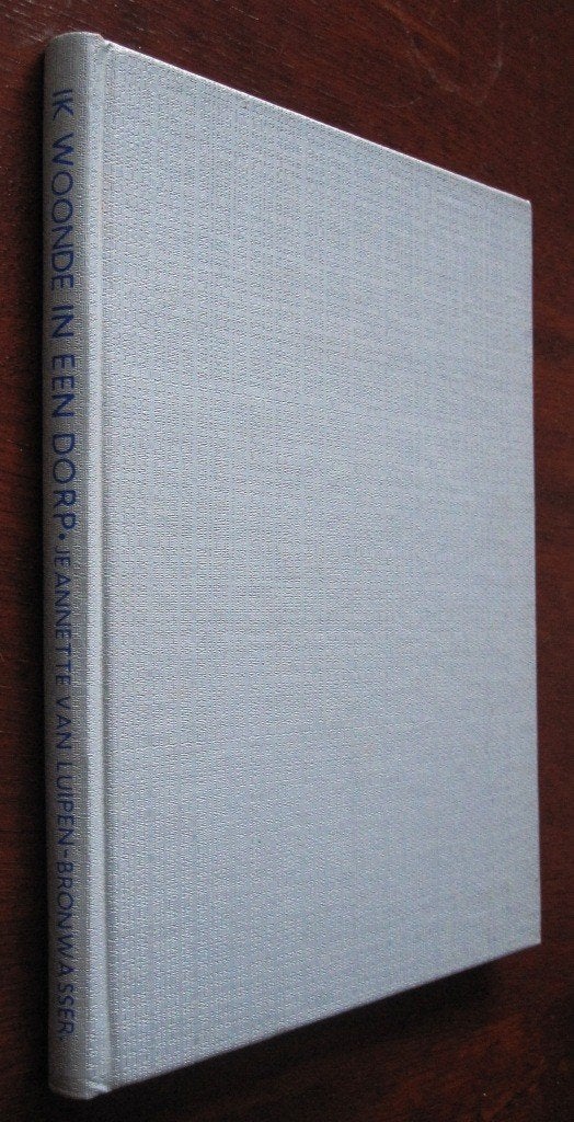 Ik woonde in een dorp - Jeannette van Luipen-Bronwasser, Boeken, Ophalen of Verzenden, Gelezen, Jeannette van Luipen-Bronwasser