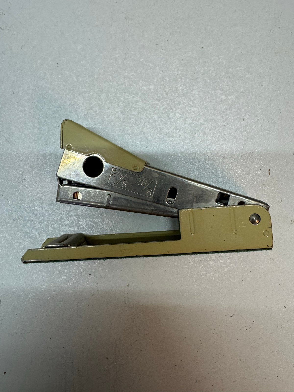 Vintage 60s werkende nietmachine metaal en beige, Ophalen of Verzenden