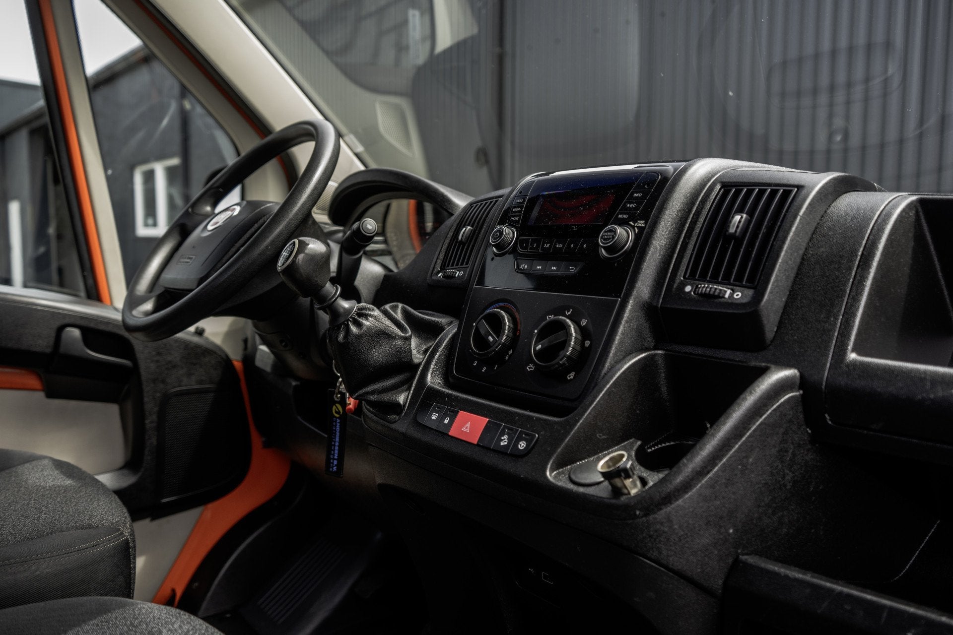 Fiat Ducato Open laadbak met oprijplaat | 131PK | Euro 6, Auto's, Gebruikt, Met garantie (alle), Autotrust, 131 pk