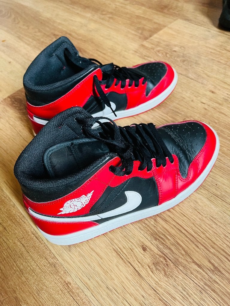 Air Jordan 1 Mid – Black/Red/White – Size EU 42 (US 8.5), Overige kleuren, Nike, Ophalen of Verzenden, Sneakers of Gympen