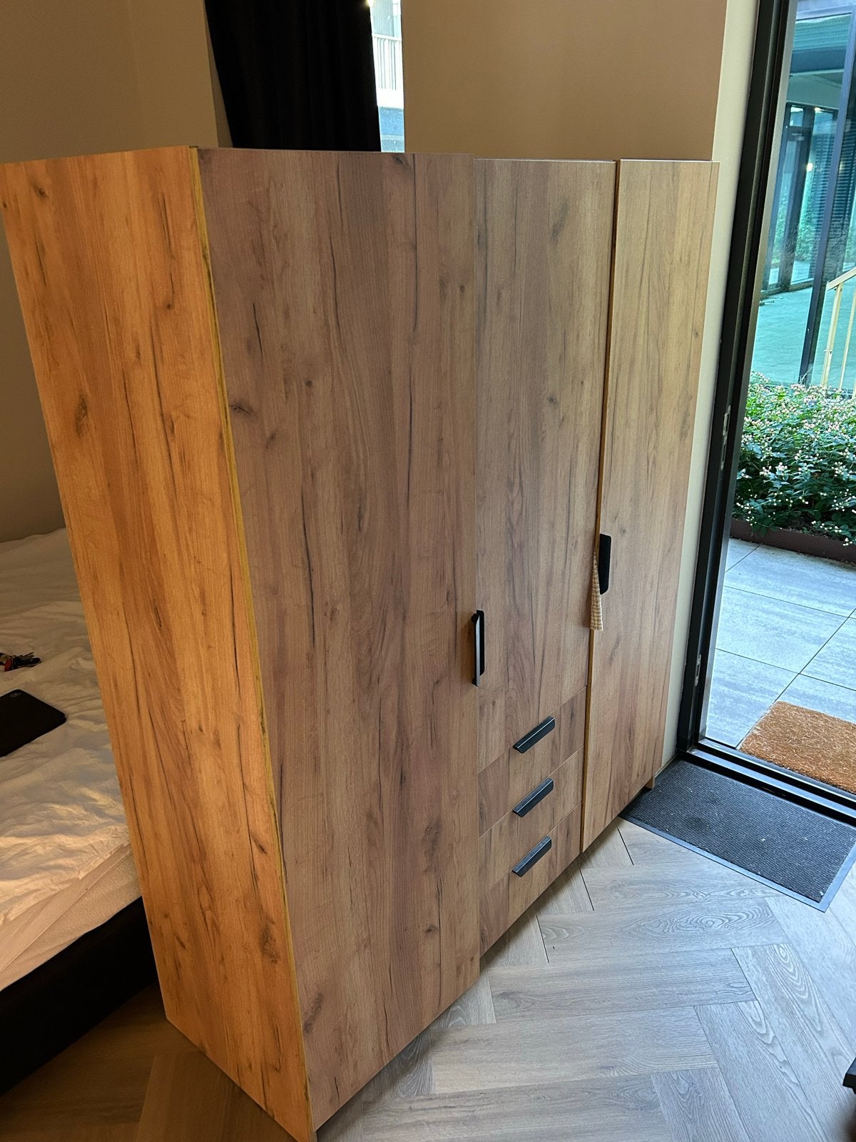 Jenslev Jysk Kledingkast - 4 schappen, 2 roedes, Ophalen, Met plank(en), Gebruikt, 100 tot 150 cm
