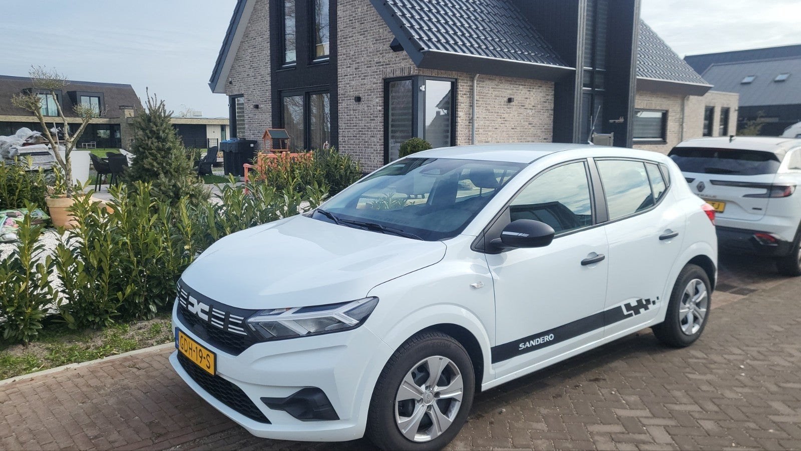 Dacia Sandero 1.0 TCe 100pk Bi-fuel GPF juni 2024 Wit, Auto's, Dacia, Voorwielaandrijving, 15 km/l, 1078 kg, 100 pk