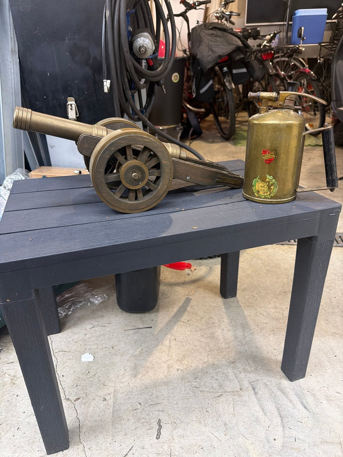 Decoratief kanon en messing spuitfles, Ophalen of Verzenden