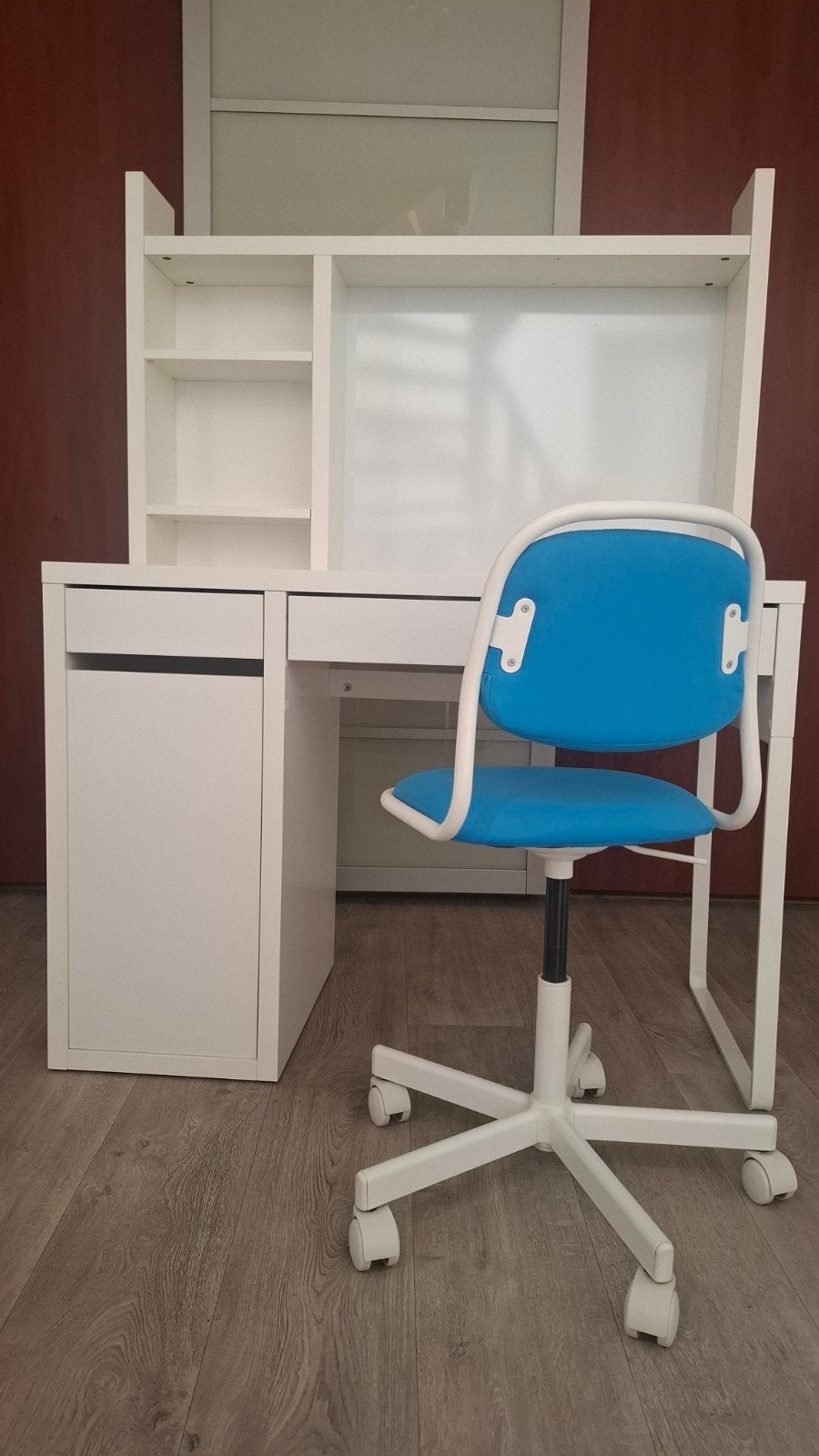 Bureau Micke en blauwe bureaustoel (ikea), Huis en Inrichting, Bureaus, Ophalen, Gebruikt, Kinderbureau, IKEA