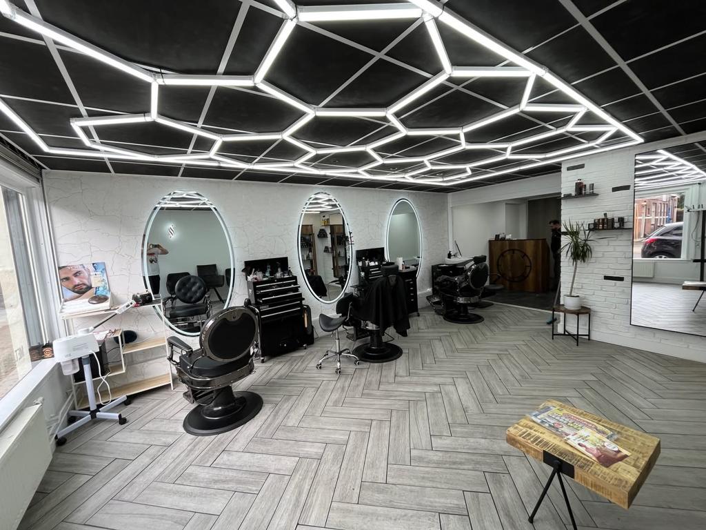 Hexagon LED Verlichting 2.4x4.8m Garage Showroom Gym barber, Kunststof, Sports, Sports, Nieuw