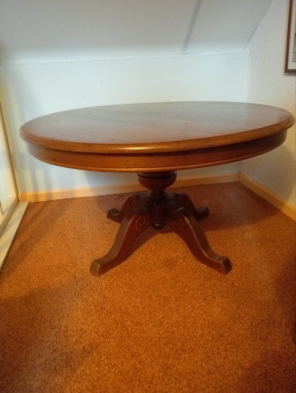 Ronde eiken houten salontafel met sierlijke poot, Ophalen