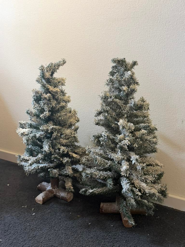 Kerstbomen met kunstsneeuw, Diversen, Kerst, Ophalen, Zo goed als nieuw