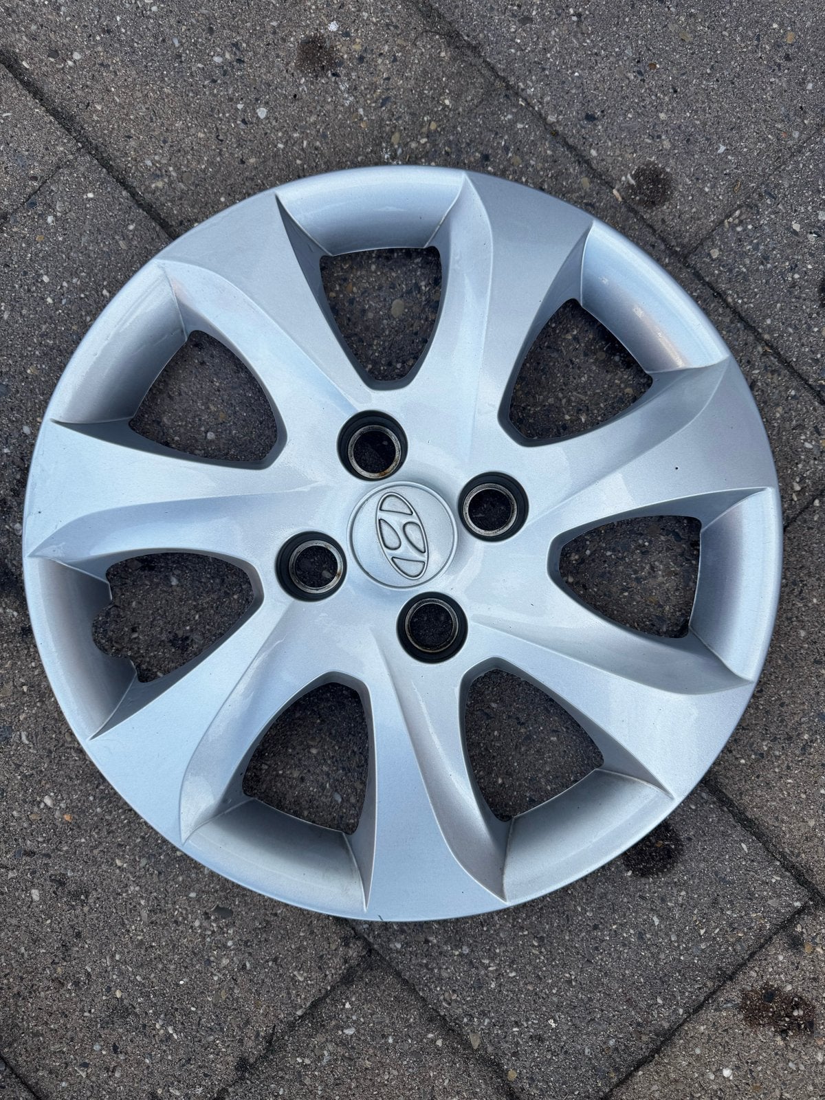 Wieldoppen Hyundai i10 (2010-2011) - Set van 2, Auto diversen, Wieldoppen, Ophalen of Verzenden, Gebruikt