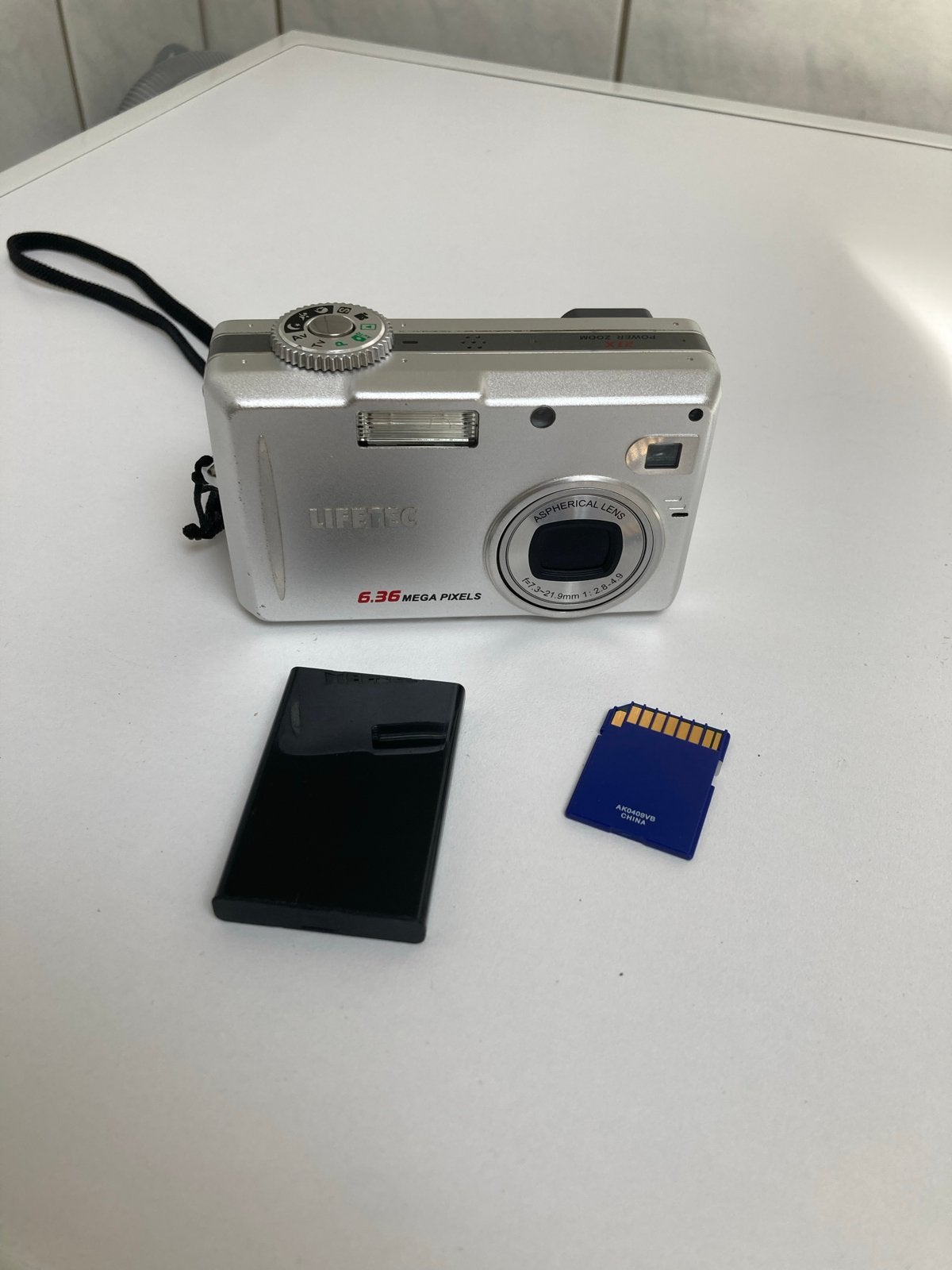 Lifetec Digitale Camera 6.36 Megapixels met Doos en Accessoi, Zo goed als nieuw, Compactcamera, Accu, Overige Merken