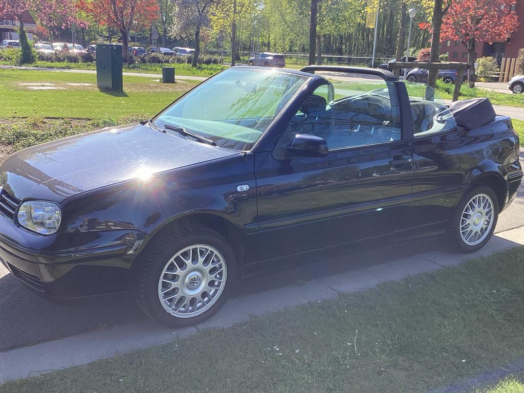 Cabriolet VW Golf bj.2000 Blauw/Zwart in zeer goede staat, Auto's, 4 cilinders, Cabriolet, Origineel Nederlands, 1200 kg