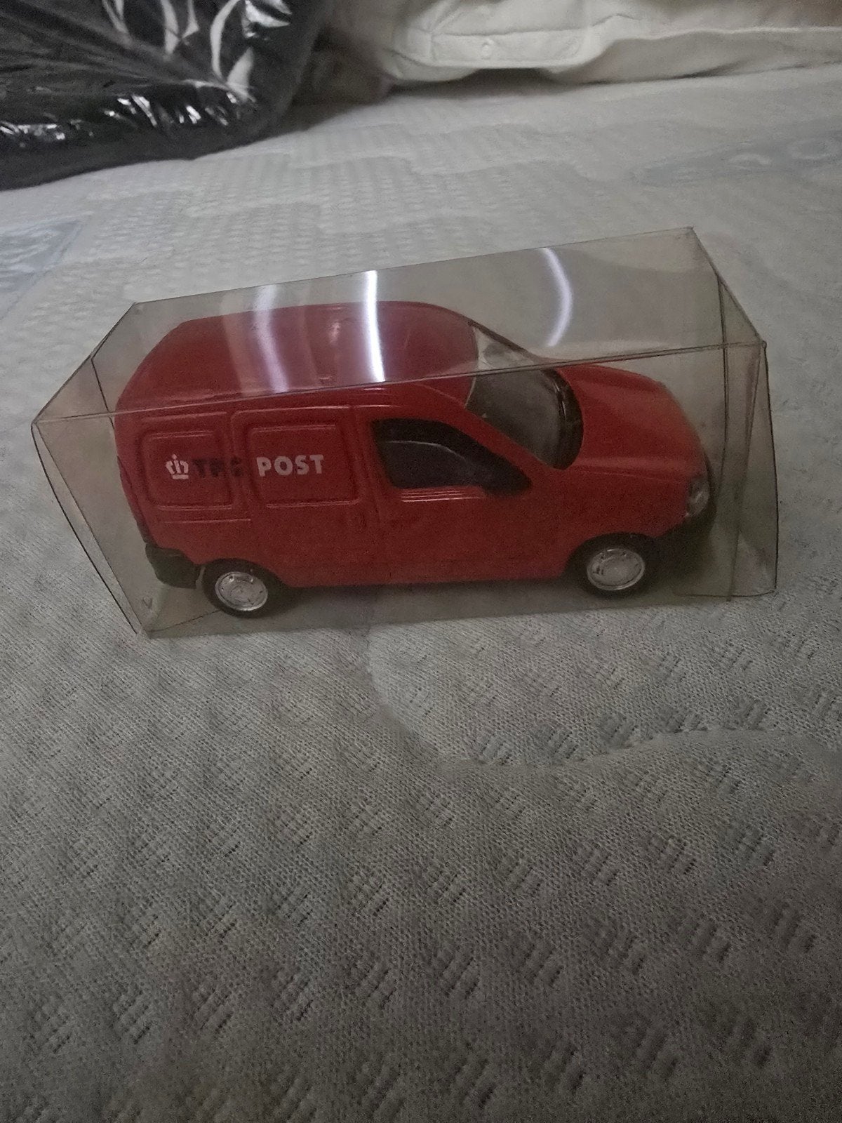 Splinternieuwe rode TPG Post bestelwagen, Hobby en Vrije tijd, Ophalen of Verzenden, Nieuw, Auto, Overige merken