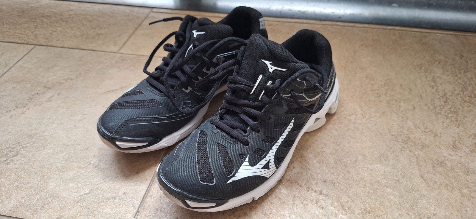 T.K. Mizuno Wave Voltus Indoor Korfbalschoenen - Mt 39 - Zwa, Ophalen of Verzenden, Zo goed als nieuw