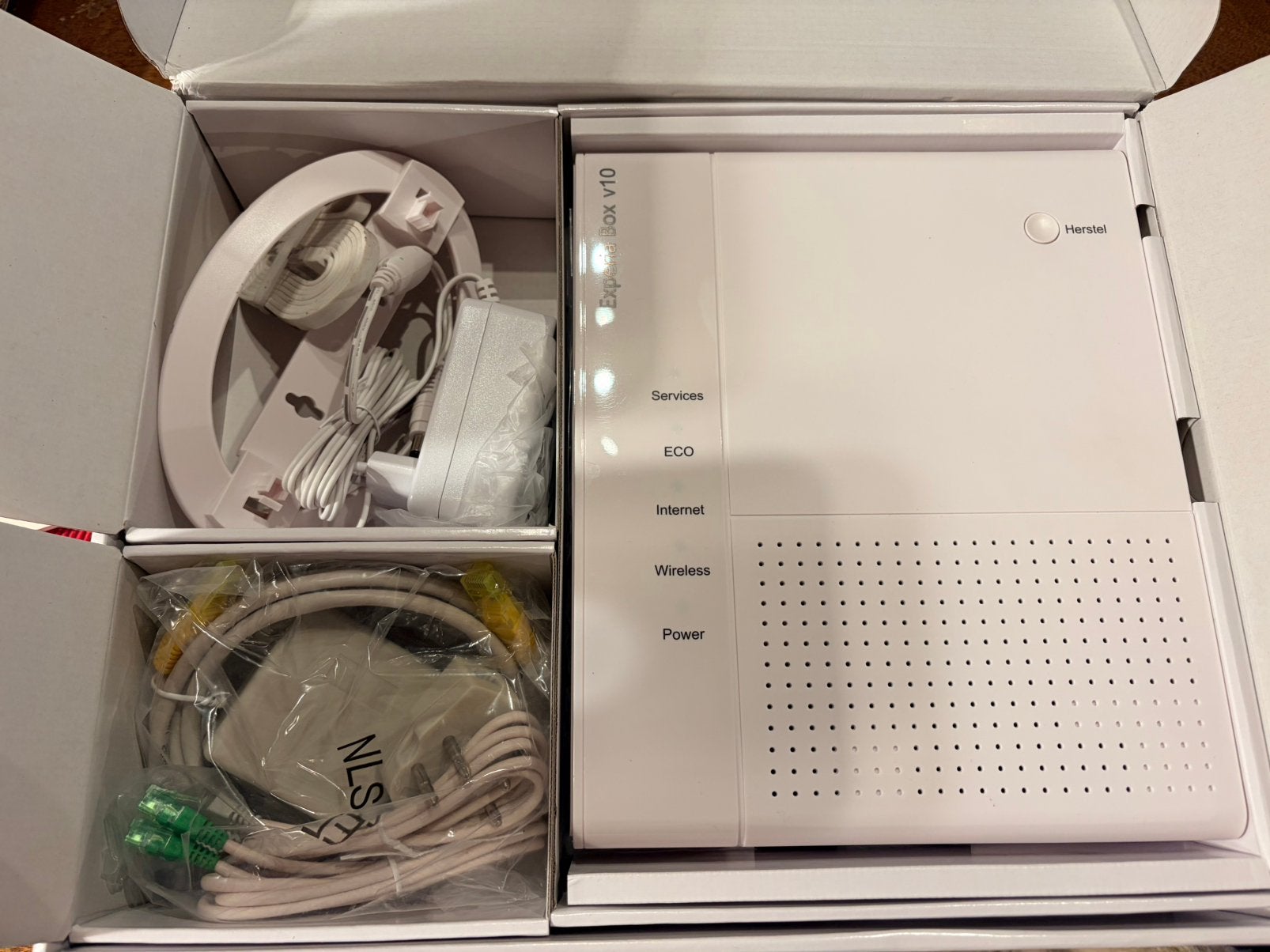 KPN Experia Box V10 Router - Zo goed als nieuw, Ophalen of Verzenden, Zo goed als nieuw, Router
