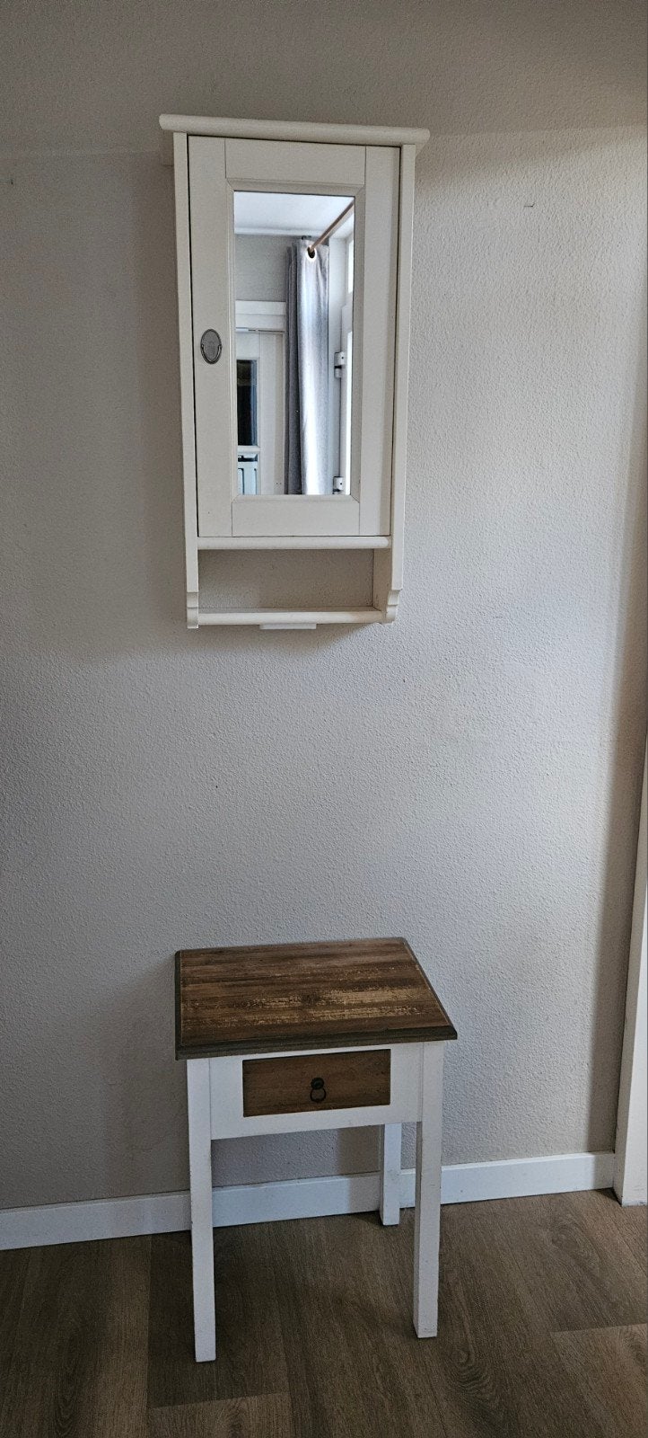 Witte kastje voor badkamer of hal met klein haltafeltje, Huis en Inrichting, Ophalen, Minder dan 50 cm, Spiegelkast, Zo goed als nieuw