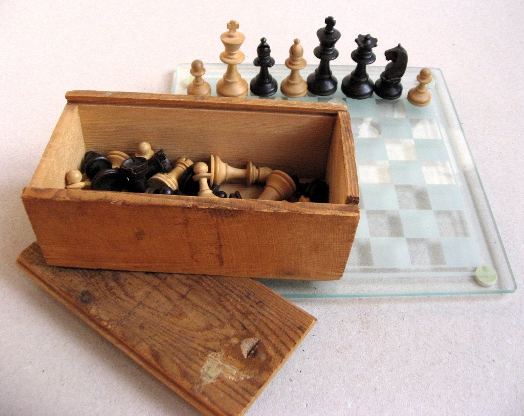 Klein vintage houten schaakspel in schuifdoos, Antiek en Kunst, Antiek | Speelgoed, Ophalen of Verzenden