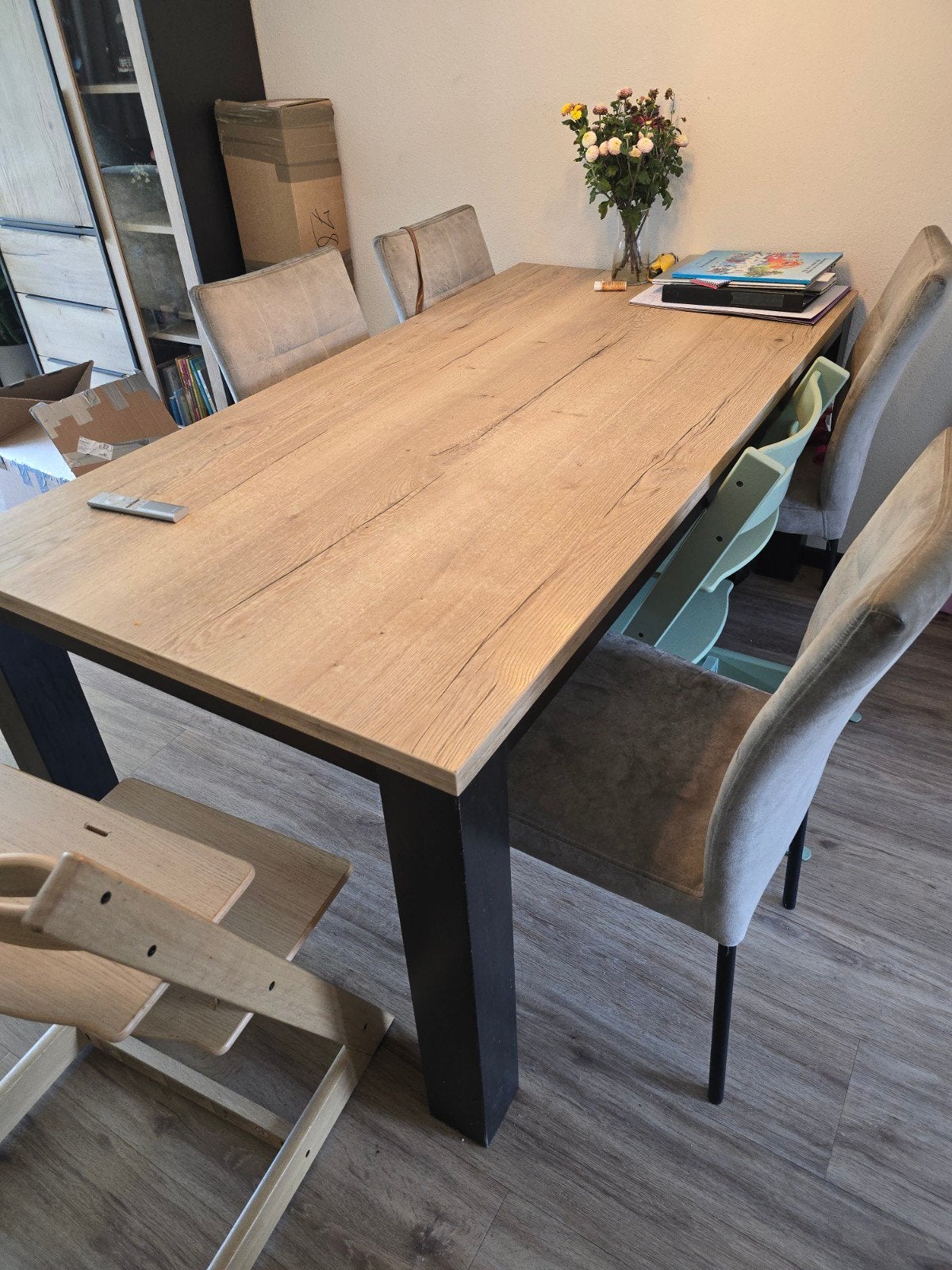 Moderne eettafel met houtlook blad en zwarte poten, Huis en Inrichting, Ophalen, Gebruikt, 50 tot 100 cm, Vijf personen of meer
