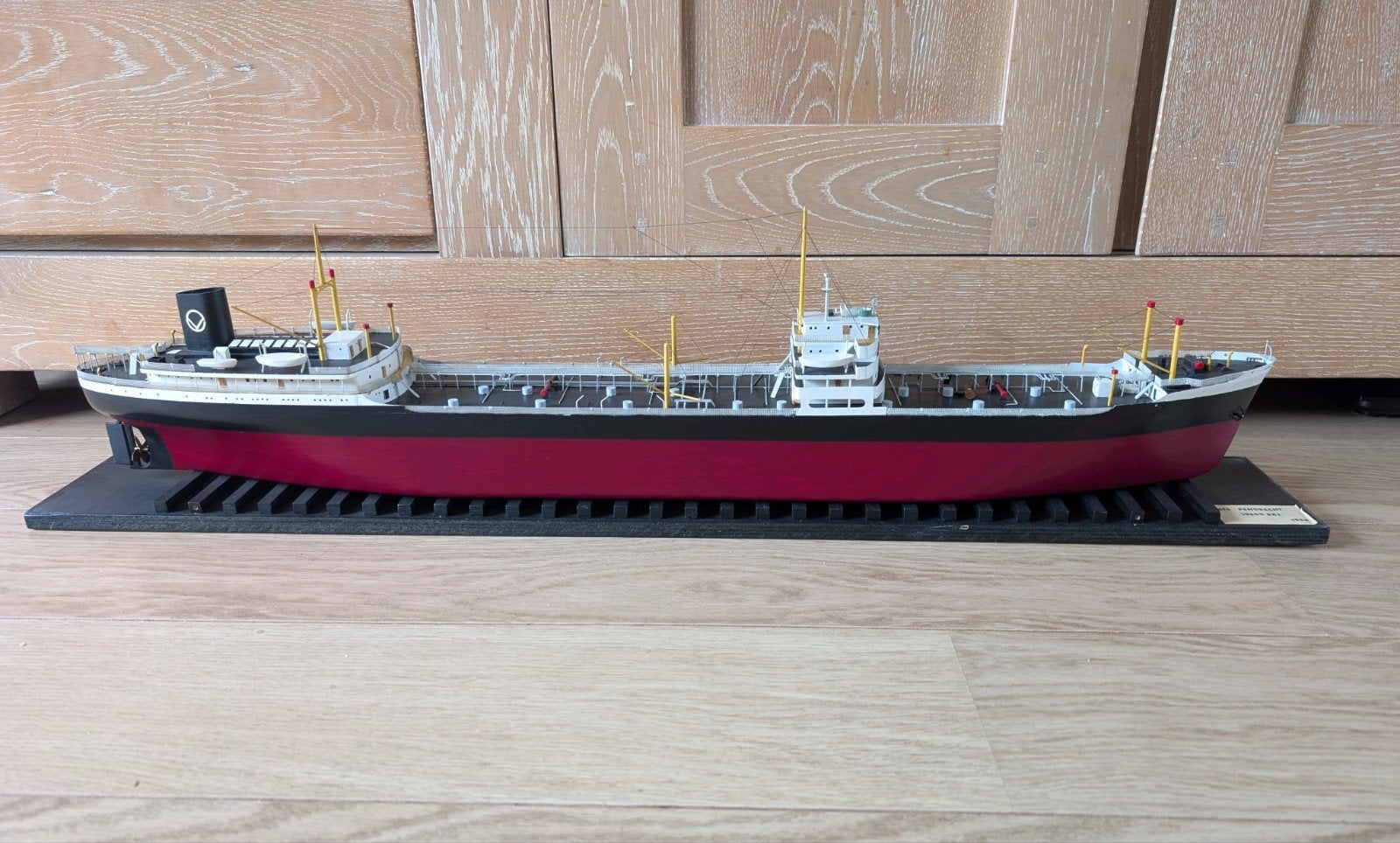 Houten scheepsmodel MTS Pendrecht in vitrine, Ophalen