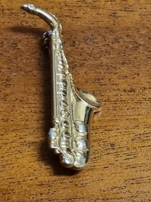 broche saxofoon goud kleurig, Ophalen of Verzenden, 'T Olde Gre-j, Info@toldegrej.nl, Endepoelstraat 20f Didam