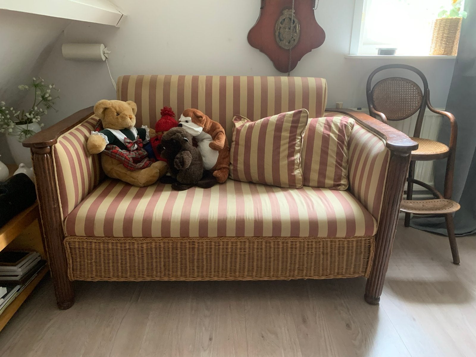 Vintage rotan bankje met gestreepte kussens teab, Ophalen