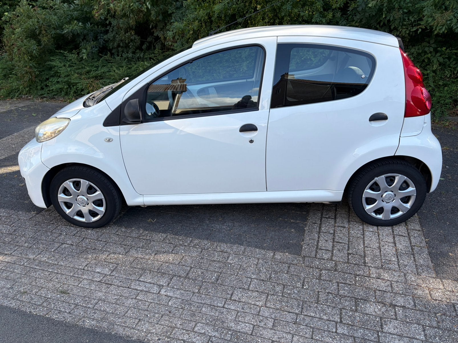 Peugeot 107 1.0 12V 5DR 2011 Wit, Auto's, Voorwielaandrijving, Stof, 4 stoelen, Origineel Nederlands