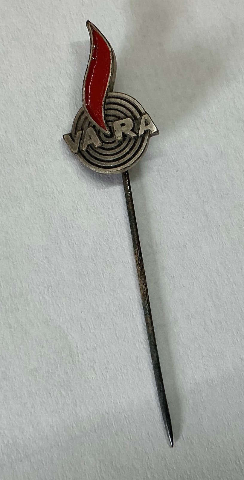 Oud speldje VARA, Verzamelen, Speldjes, Pins en Buttons, Ophalen of Verzenden, Gebruikt, Overige onderwerpen, Speldje of Pin