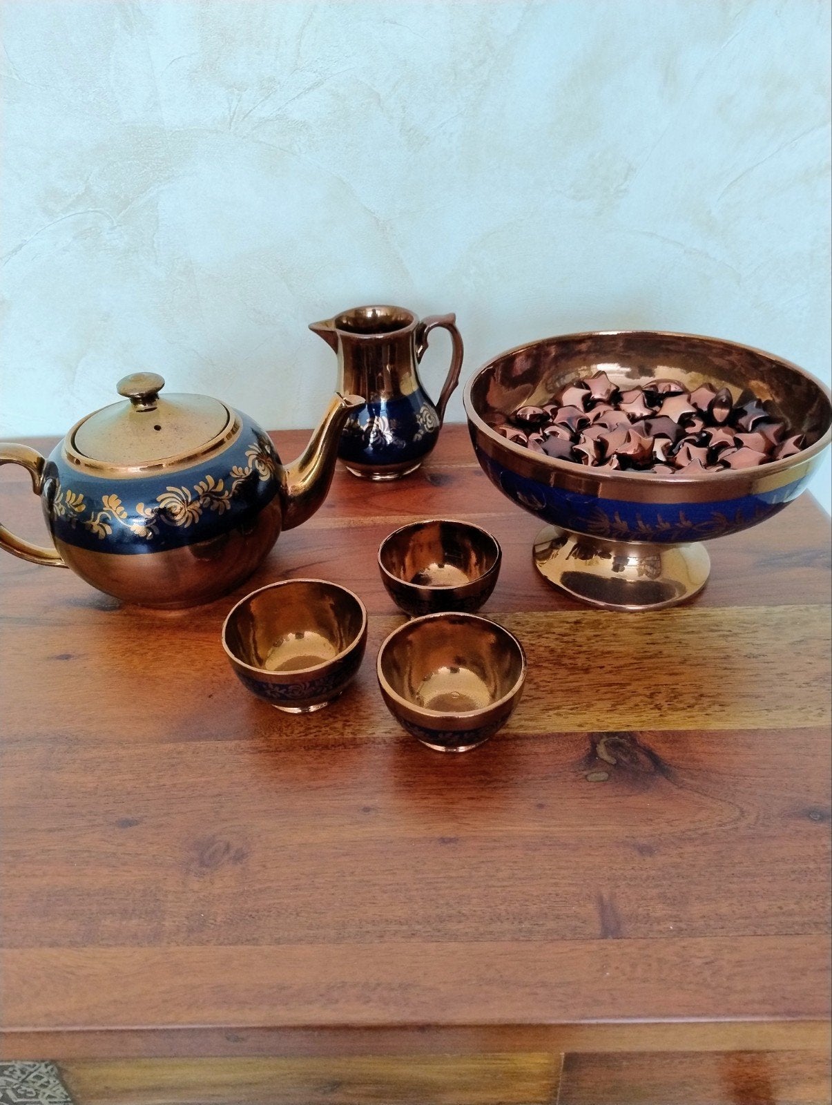 Theeserviesje roodkoper kleurig met blauw, Ophalen
