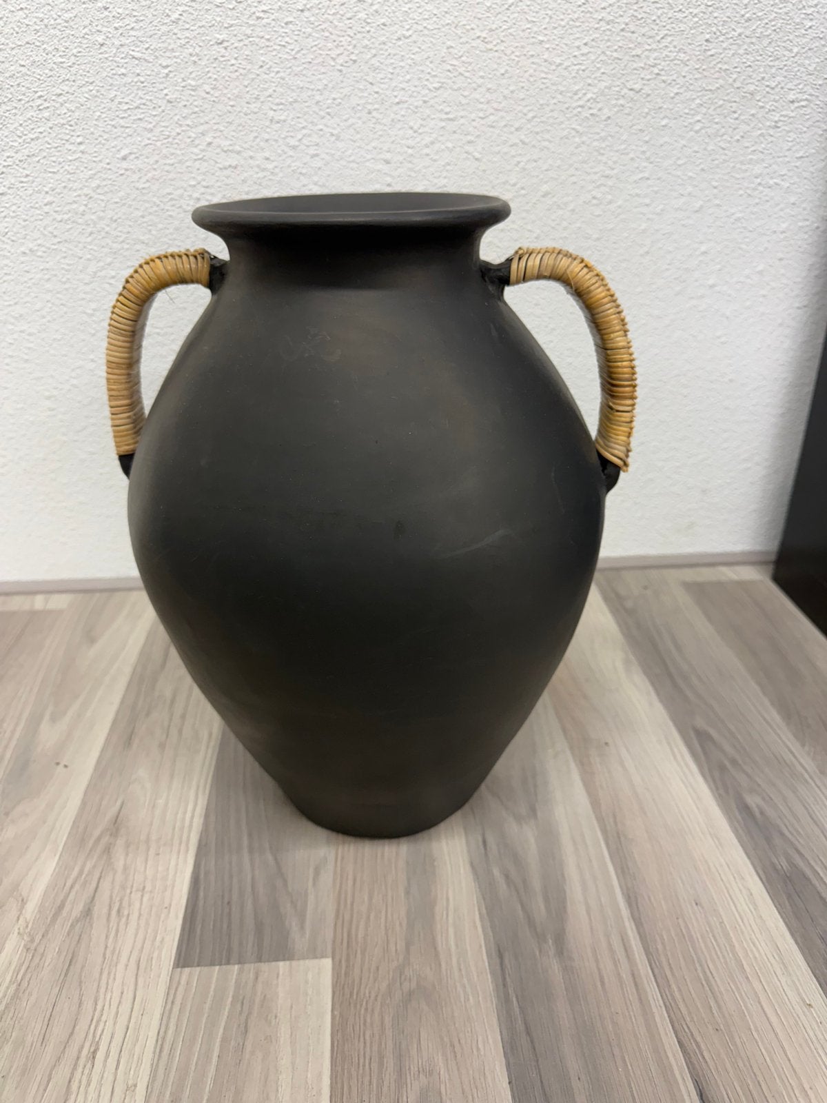 Large Black Clay Pot with Rattan Handles – 45 cm | Handmade, Ophalen, Zwart, Aardewerk of Porselein, Nieuw