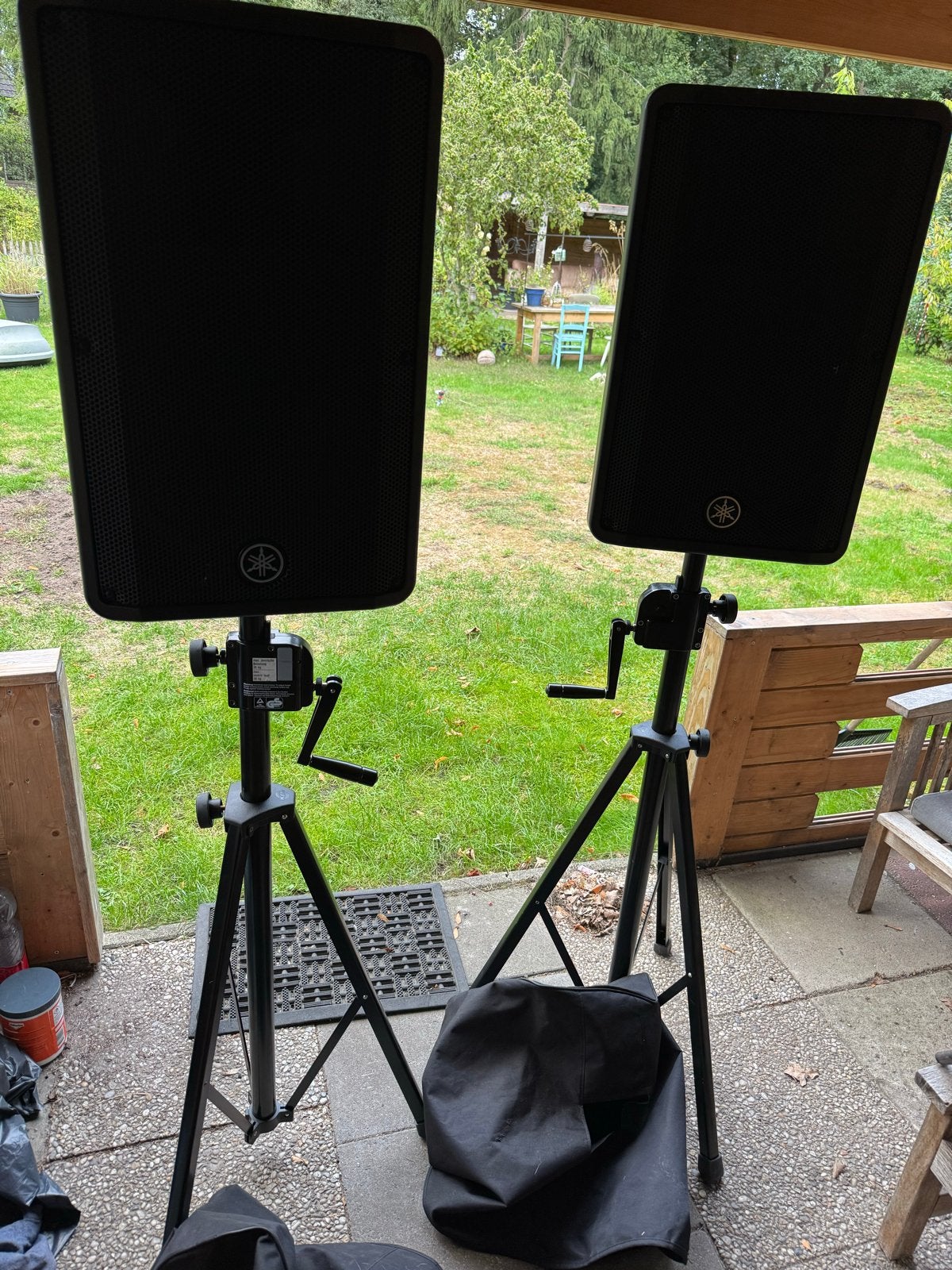 Yamaha DBR12 speakerset met K&M statieven en hoezen 2 jr oud, Gebruikt, Inclusief standaarden, Party speaker, Yamaha