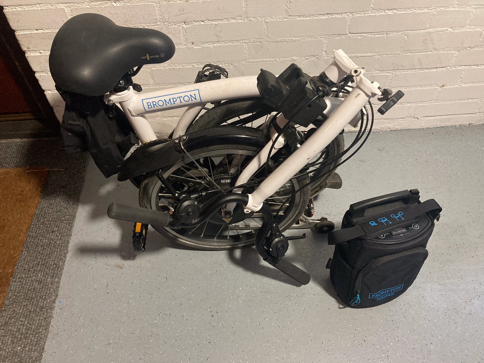 Foto 7 van Brompton electric, 2 stuks, één zwart, één wit, prima staat