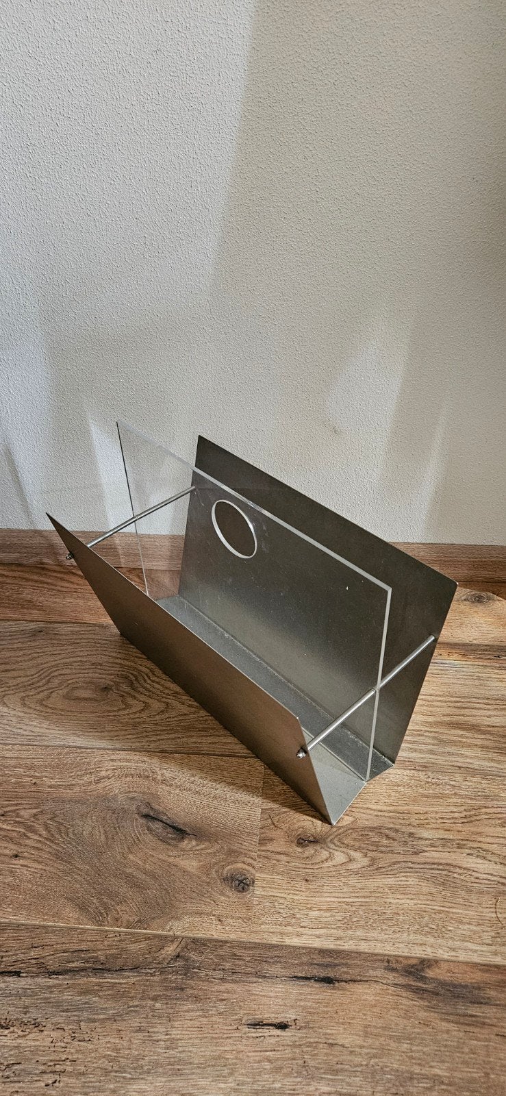 Moderne kranten/lectuurbak van metaal en plexiglas, Ophalen of Verzenden, Zo goed als nieuw