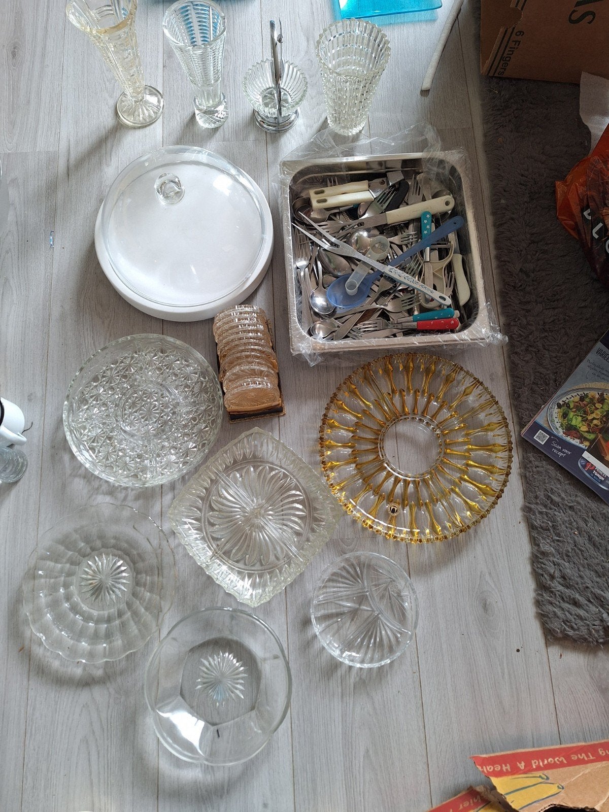 25 bananendozen rommelmarkt spullen, Ophalen