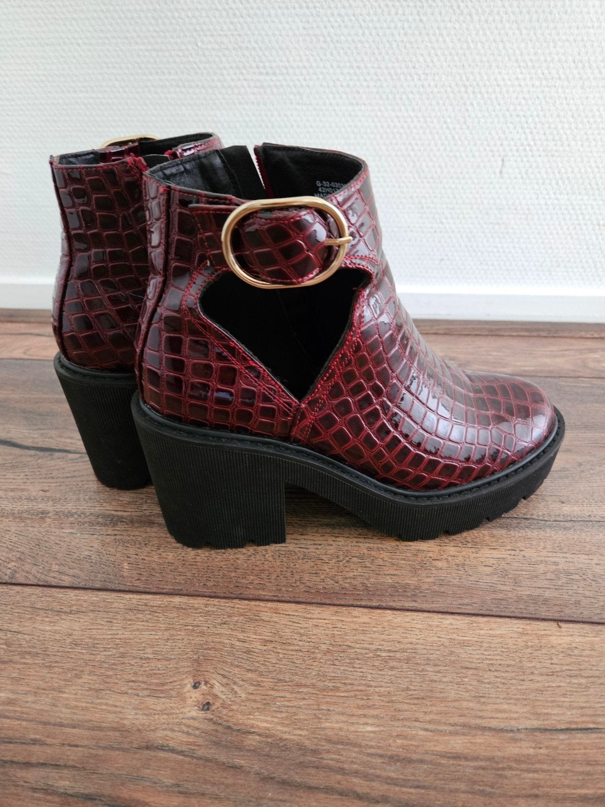 Bordeauxrode enkellaarzen mt 40 krokodillenprint, Kleding | Dames, Lage of Enkellaarzen, Nieuw, Ophalen of Verzenden, Onbekend