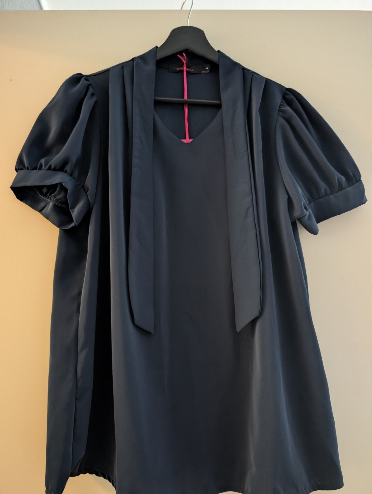 Prinsessa Navy Jurk met Pofmouwen en Strikdetail, Kleding | Dames, T-shirts, Maat 38/40 (M), Blauw, Nieuw, Ophalen of Verzenden