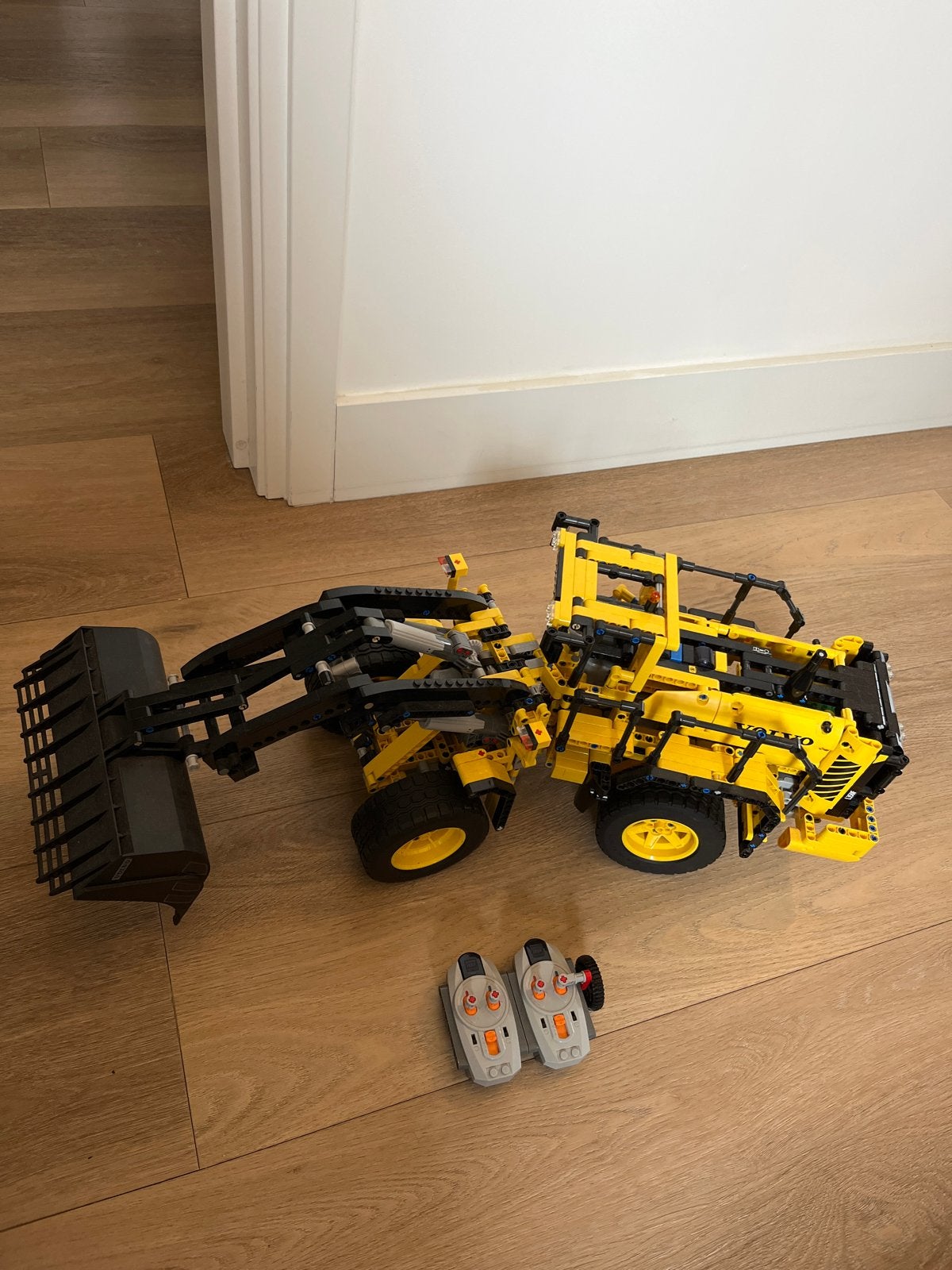 LEGO Technic Volvo L350F Wiellader met afstandsbediening, Ophalen of Verzenden, Zo goed als nieuw