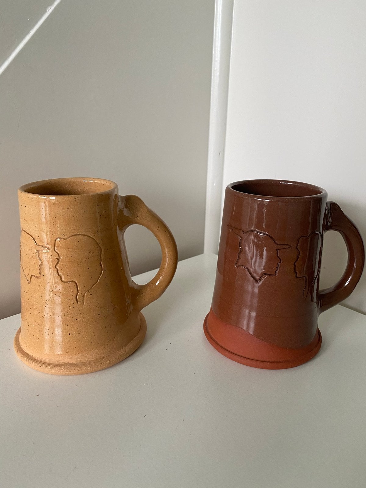 Schinderhannes Roermond - Set van 2 aardewerken mokken, Antiek en Kunst, Antiek | Keramiek en Aardewerk, Ophalen of Verzenden