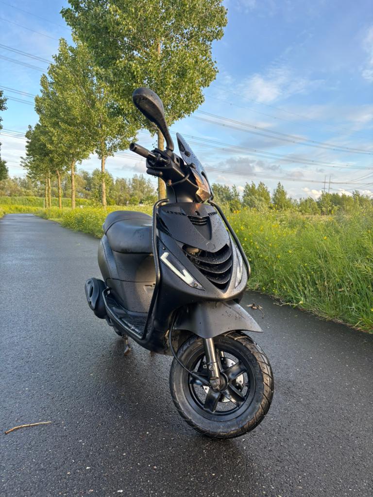 Full Option Zip 4t 50cc BROM, Fietsen en Brommers, Scooters | Piaggio, Zip, Ophalen of Verzenden, Zo goed als nieuw, Benzine