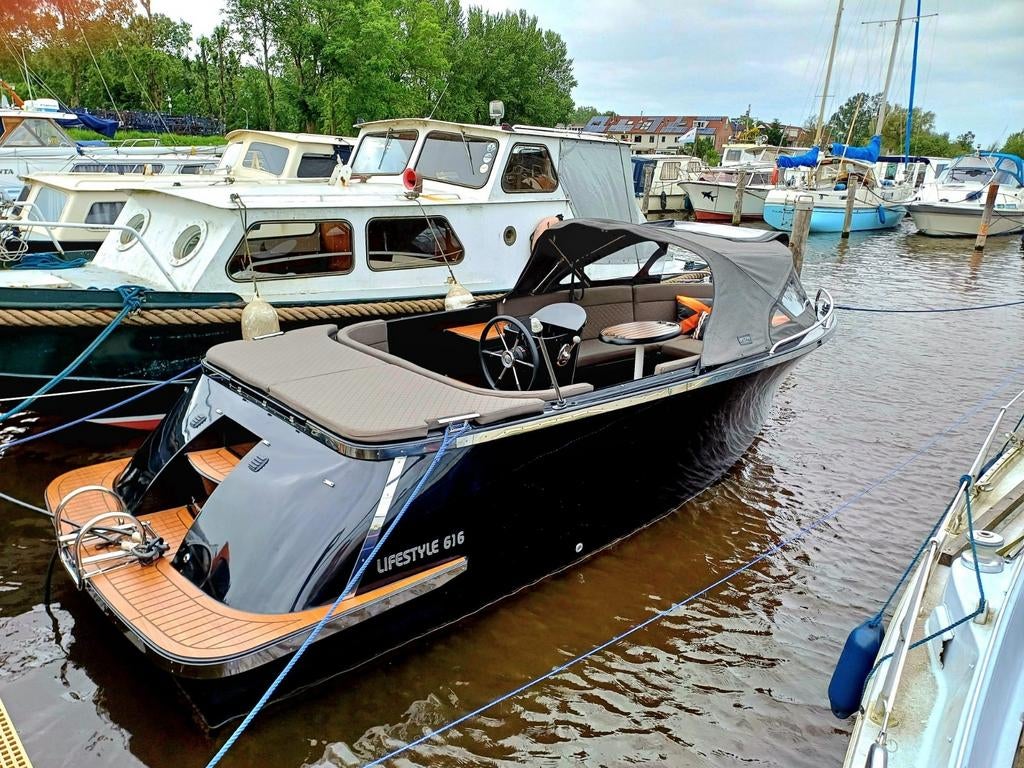 Lifestyle 616 Tender Sloep ZGAN|25pk|Koelkast|Zonnebed, Watersport en Boten, Sloepen, Ophalen, 10 tot 30 pk, Zo goed als nieuw