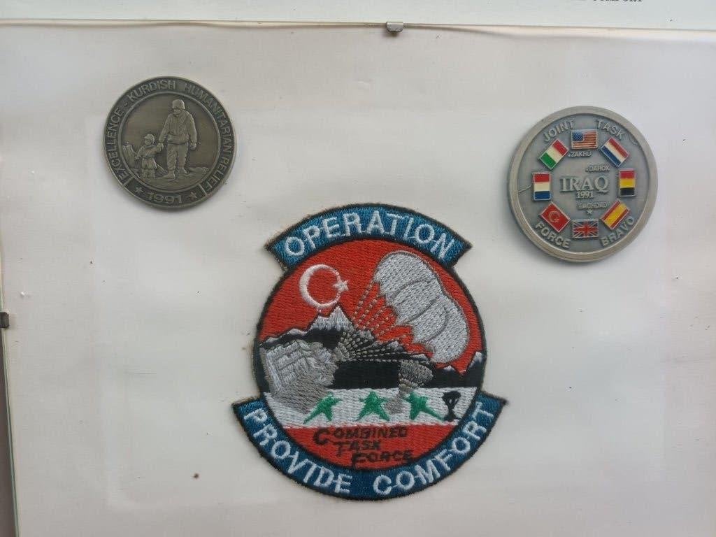 Zeldzaam: Operation Provide Comfort 1991, coins en patch, Ophalen of Verzenden, Landmacht, Nederland, Embleem of Badge