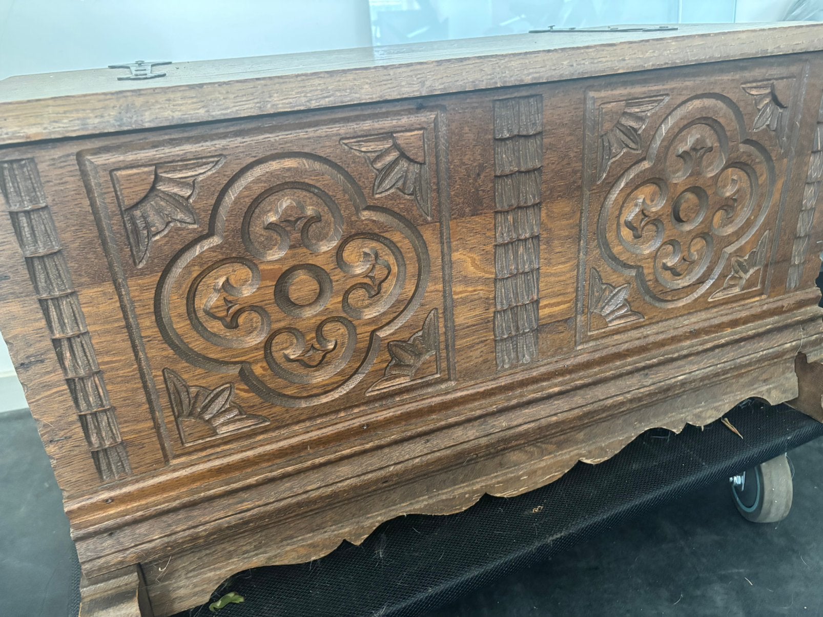 Houten opbergkist met houtsnijwerk, Ophalen, Zo goed als nieuw, 50 tot 100 cm, Minder dan 50 cm