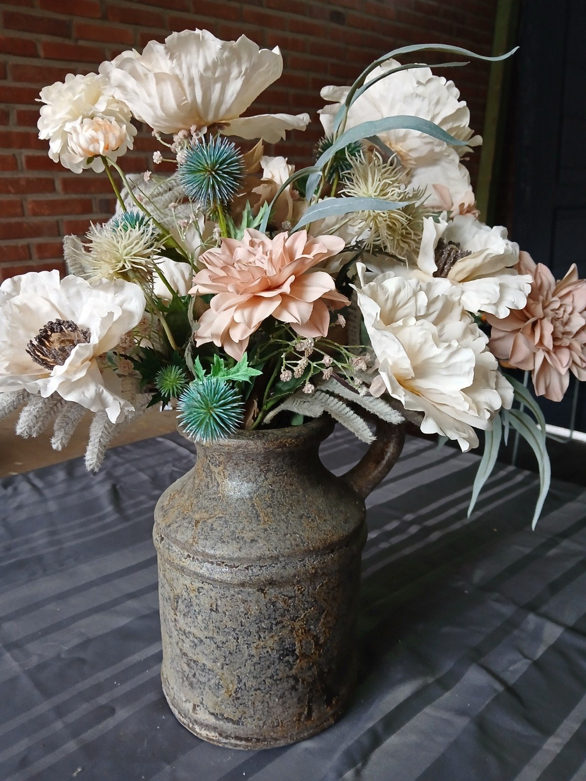 Vaas met zijden bloemen van Silka en Brynxz, Huis en Inrichting, Ophalen, Meerkleurig, Inclusief decoratie, Zo goed als nieuw