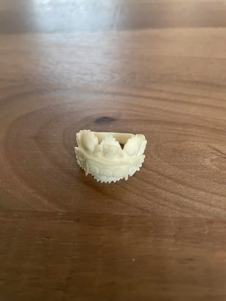 Oude ring met ivoorkleurig drakengezicht, Sieraden, Tassen en Uiterlijk, Broches, Ophalen of Verzenden, Zo goed als nieuw, Goud