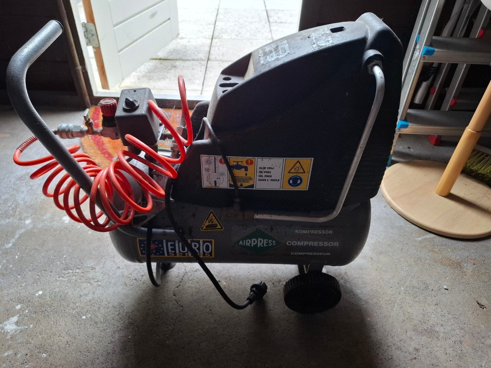 Airpress Compressor 1.5 PK - Wiel defect, Doe-het-zelf en Verbouw, Ophalen, Gebruikt, 6 tot 10 bar, 25 tot 100 liter