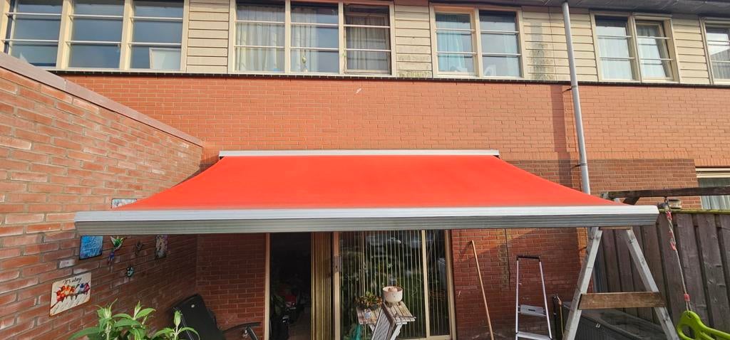 Knikarmscherm - Rood -redelijk goede staat, Tuin en Terras, Zonneschermen, Ophalen, Gebruikt, 150 tot 300 cm, 250 cm tot 450 cm