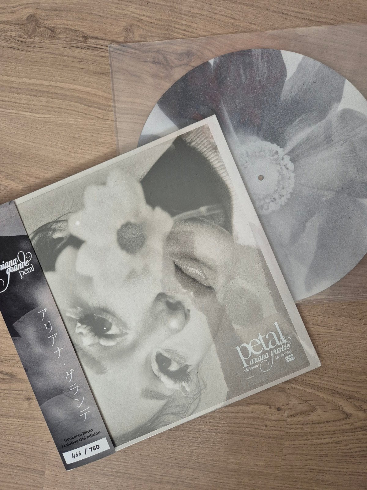 ❀ Ariana Grande - Petal LP + Obi Strip & Mat ~ 𝗻𝗶𝗲𝘂𝘄❀, Cd's en Dvd's, LP, Pop, Ophalen of Verzenden, 12 inch