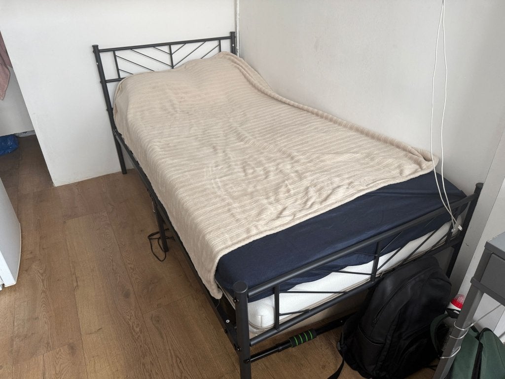 Metal bed with two mattress, Ophalen, 90 cm, Zwart, Zo goed als nieuw
