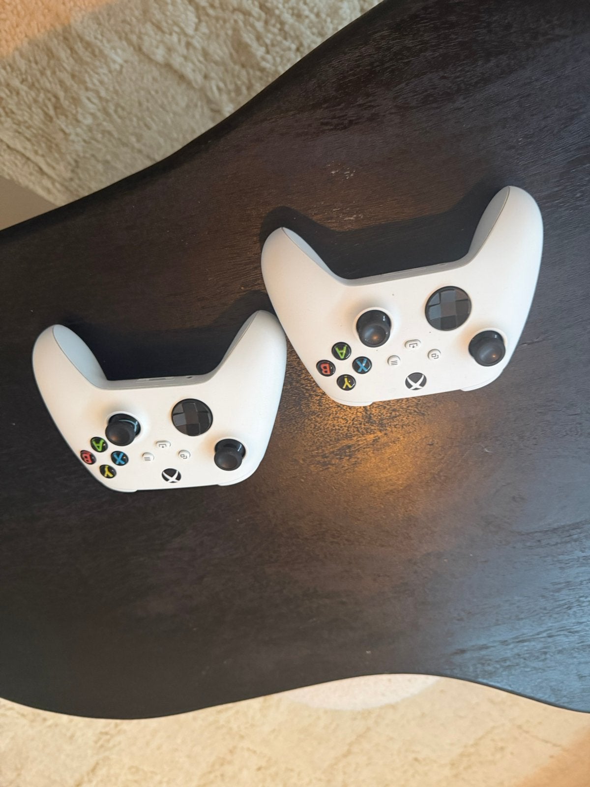 Foto 3 van Xbox Series X 1TB Wit Digital + 2 Controllers