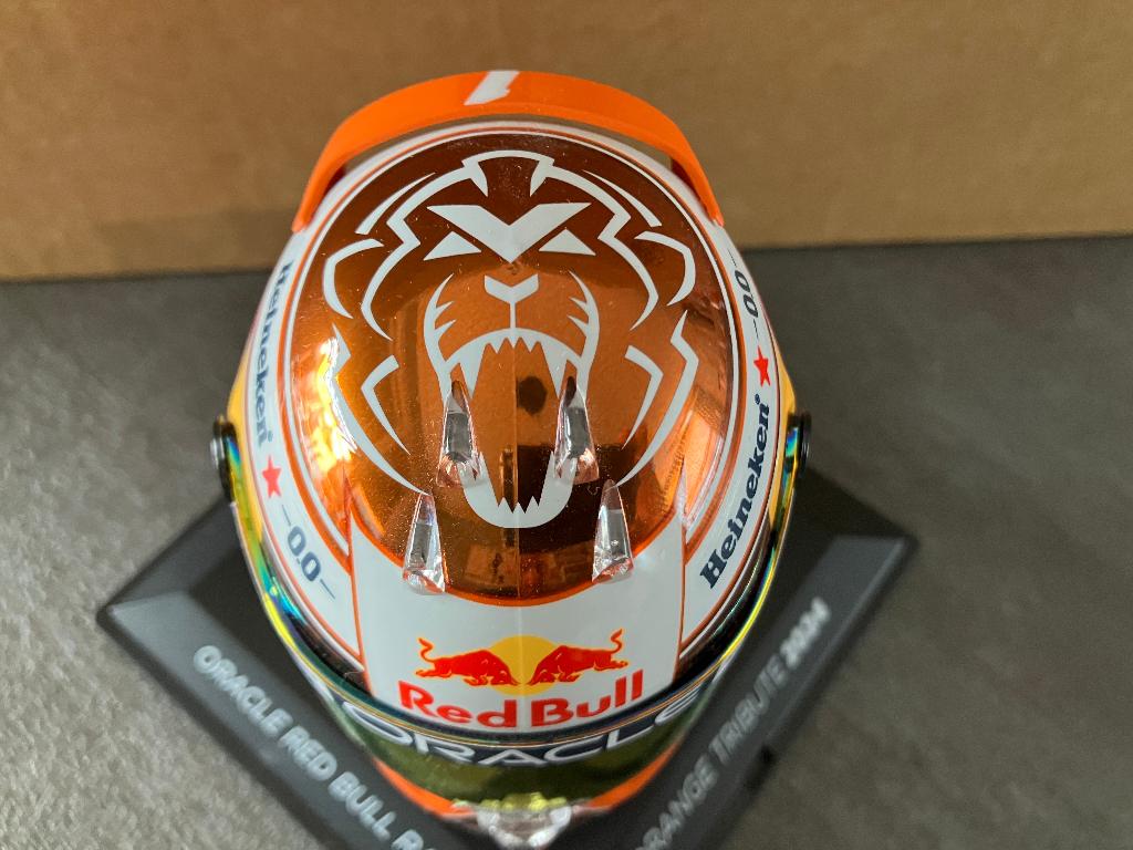 ✅ Max Verstappen 1:4 helm Orange Tribute Red Bull RB20, Verzamelen, Automerken, Motoren en Formule 1, Ophalen of Verzenden, Nieuw