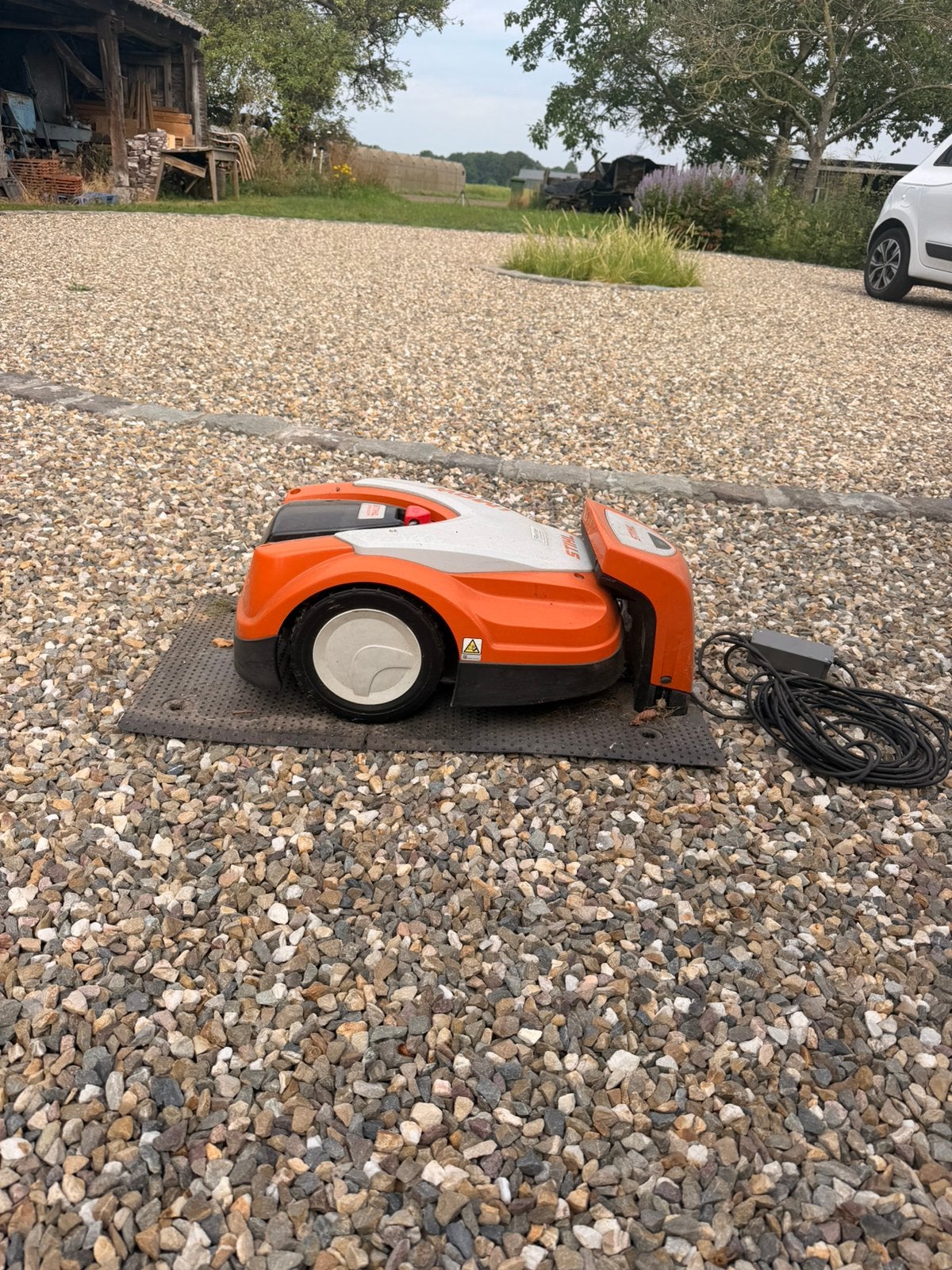 Robotmaaier Stihl met dock, Ophalen, Gebruikt, 20 tot 25 cm, Met regensensor