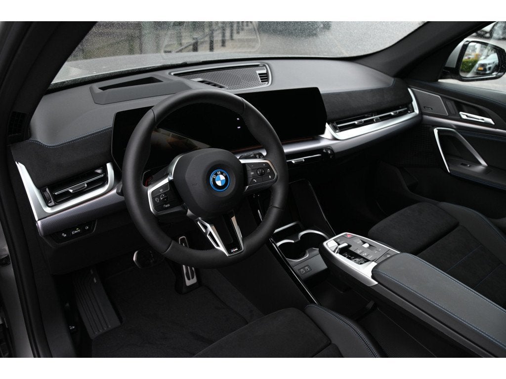 BMW iX1 eDrive20 M Sport / Panoramadak / Trekhaak / Sportsto, Dealer onderhouden, Stoelverwarming, Met garantie (alle), 204 pk